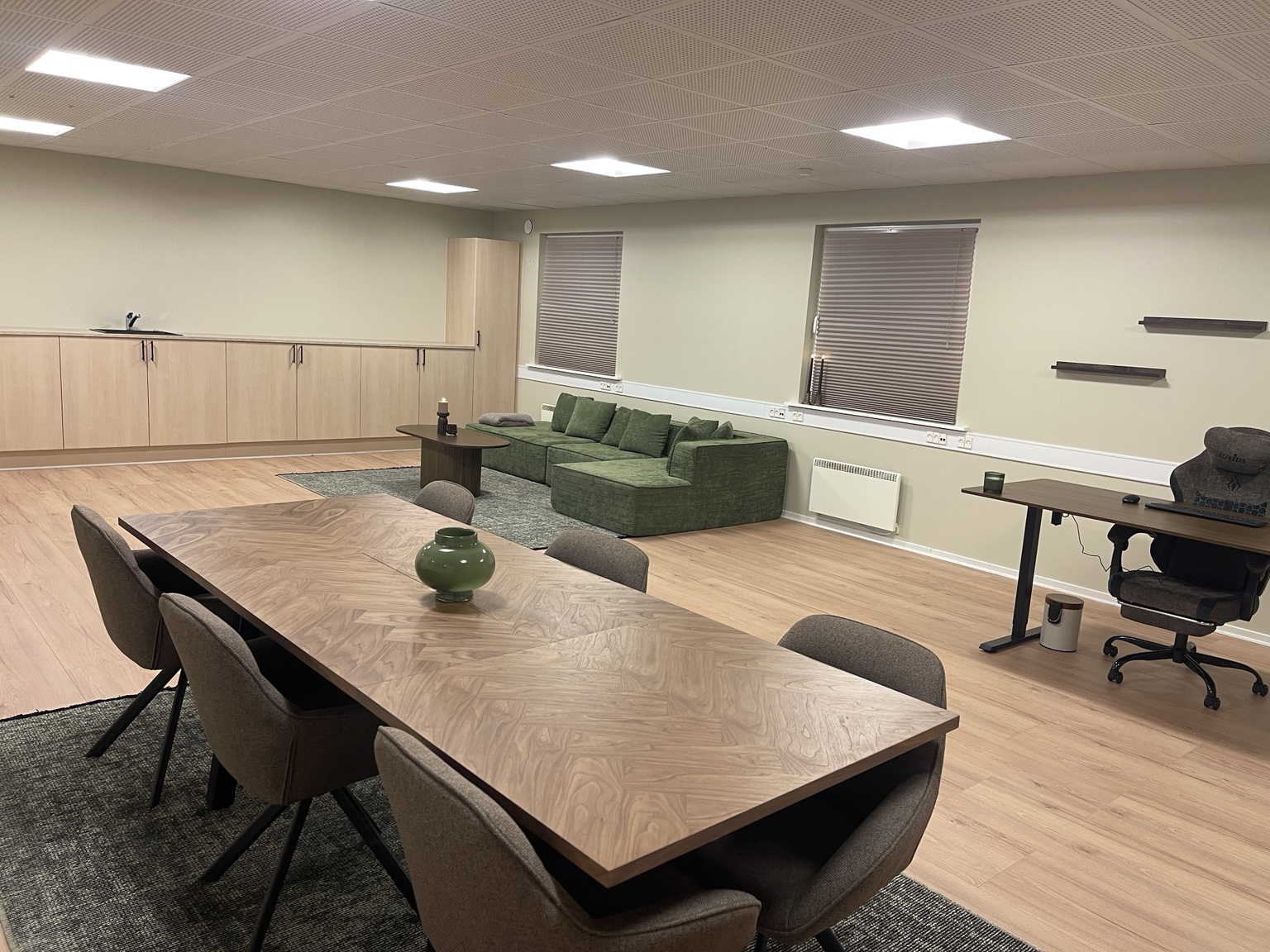 Loungeområde og undervisningsbord i SH1FTs teorilokale
